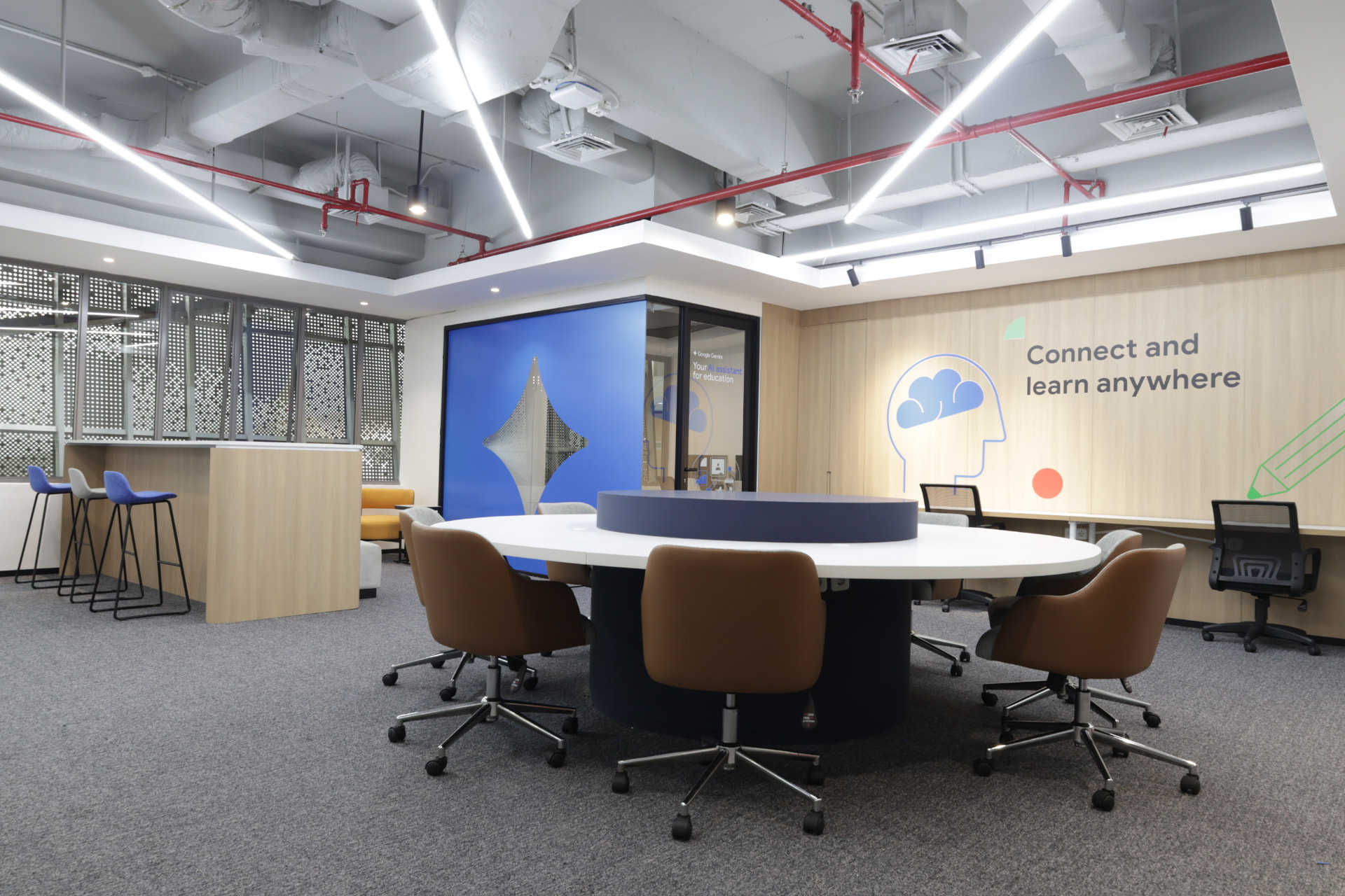 Collaboration area with round table at the AI Learning Center
